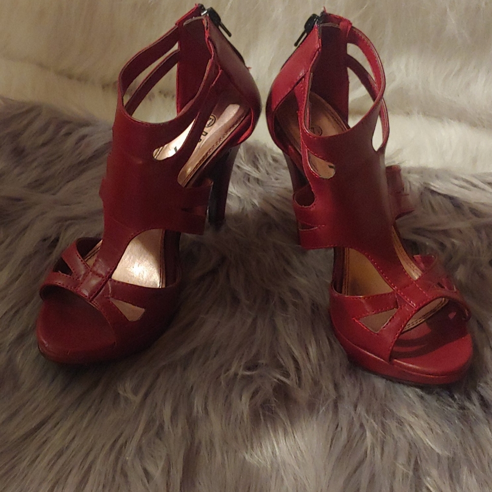 Rouge heels